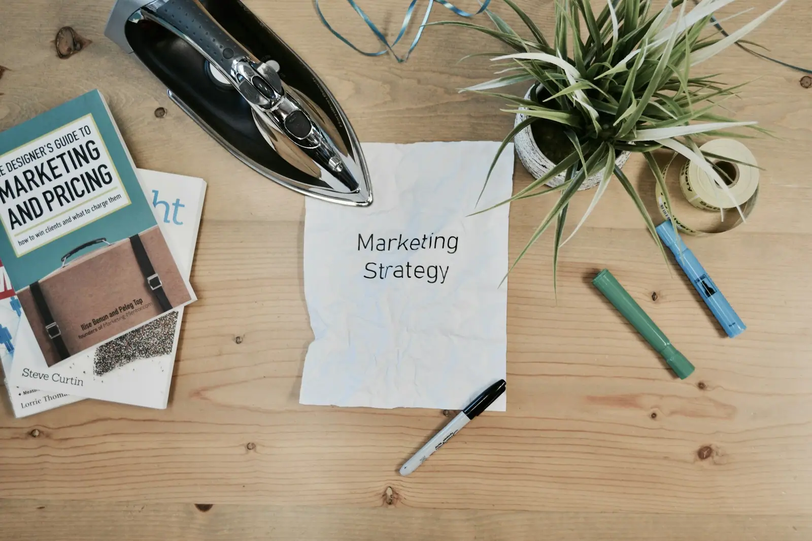 Hoja con anotaciones de estrategia de marketing sobre un escritorio