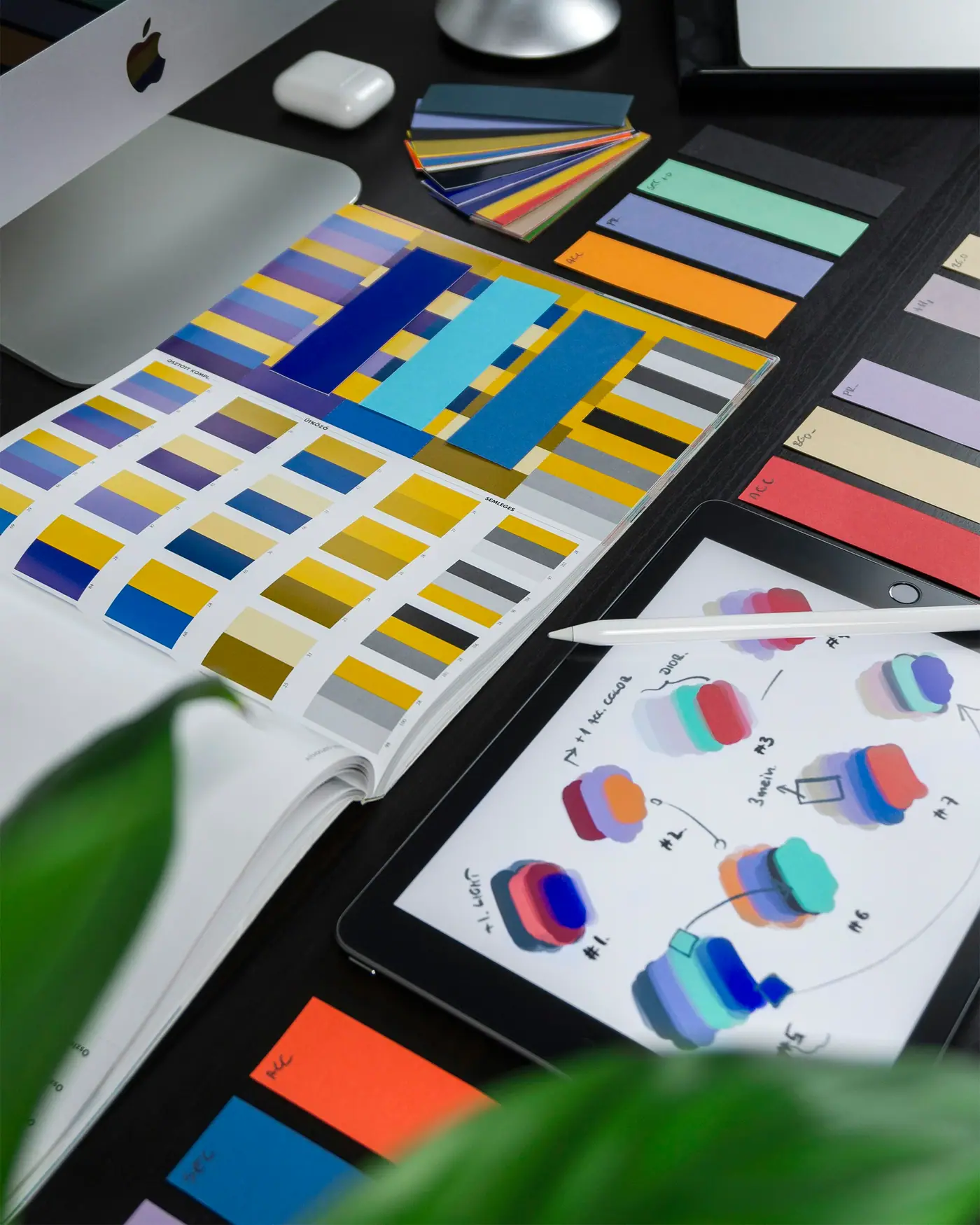 Muestras de color y bocetos de identidad visual